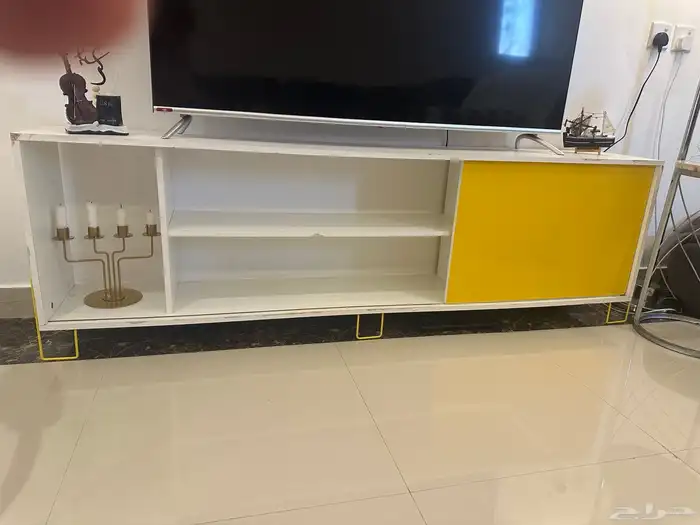 طاوله نصف معها اربعه خدمه مع طاوله شاشه بلازما 0