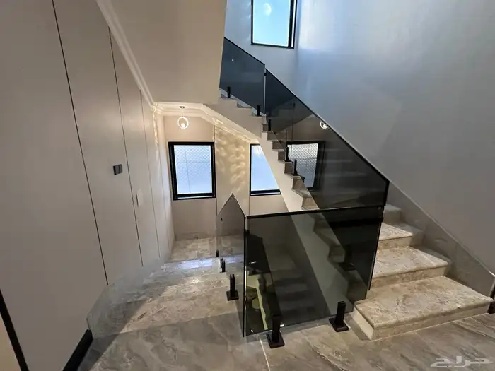 شقة جديدة فاخرة للإيجار في حي السيف 1