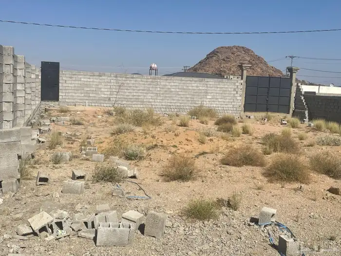 ارض للبيع حوش مع خزان و2 بوابة 8