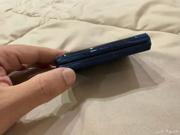 موتورولا رازر 60 شبه جديدMotorola Razr 60 Blue  almost naw 3