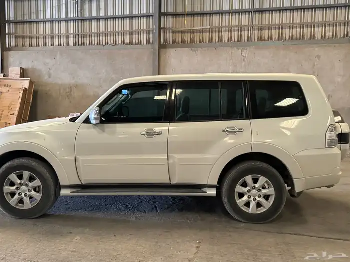 Mitsubishi Pajero V6 3.6L GLS 2