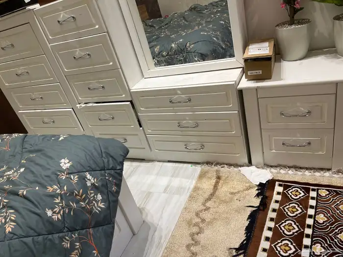 غرفة نوم مع دولاب و تسريحه 2