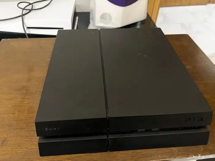 للبيع بلايستيشن4 مع اشرطه 3