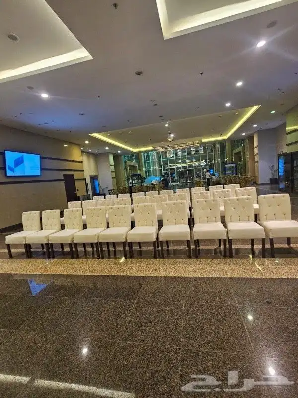 تاجير كنب في اي بي كراسي طاولات طعام خشب وقزاز 6