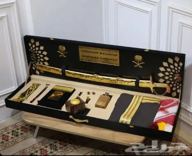 بوكس هدايا رجالي هو عبارة عن صندوق فاخر يحتوي على عدة قطع مل 2