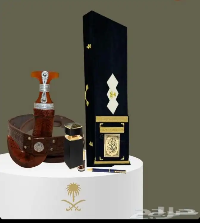 بوكس هدايا رجالي هو عبارة عن صندوق فاخر يحتوي على عدة قطع مل 0