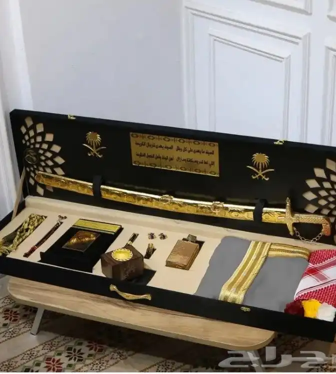 بوكس هدايا رجالي هو عبارة عن صندوق فاخر يحتوي على عدة قطع مل 4