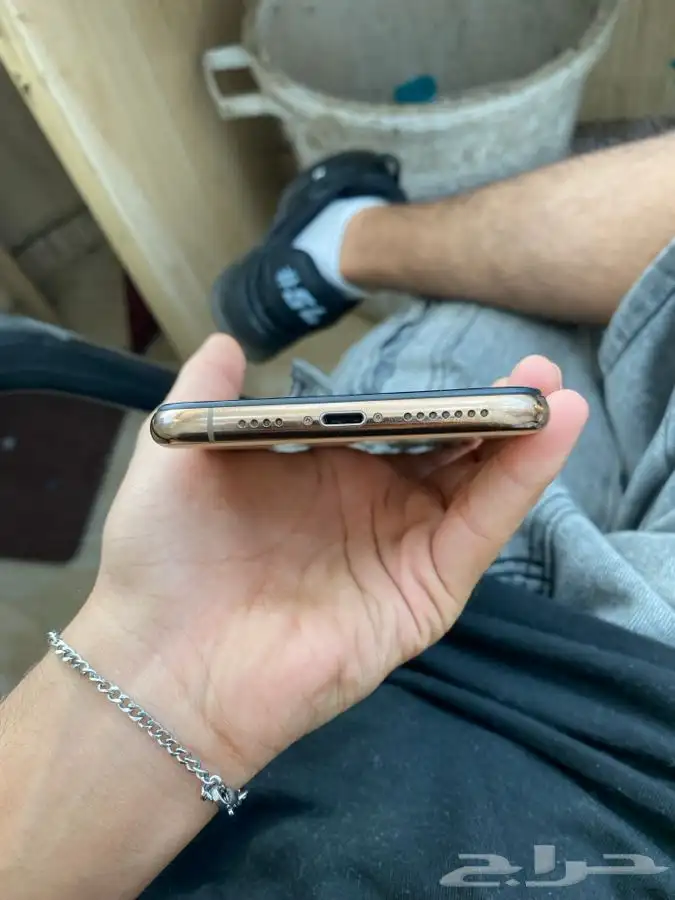 ايفون 11 برو ماكس نظيف وعليه ضمان شهر 5