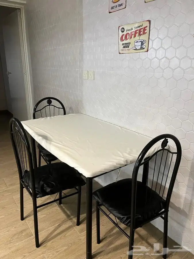 للبيع طاولة خشب حديد نظيفة 1