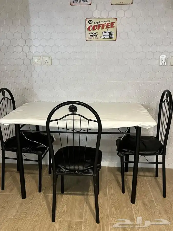 للبيع طاولة خشب حديد نظيفة 0