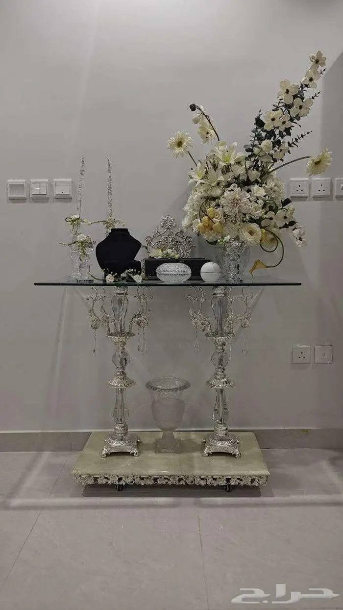 طاولة ملكة - شبه جديدة 0