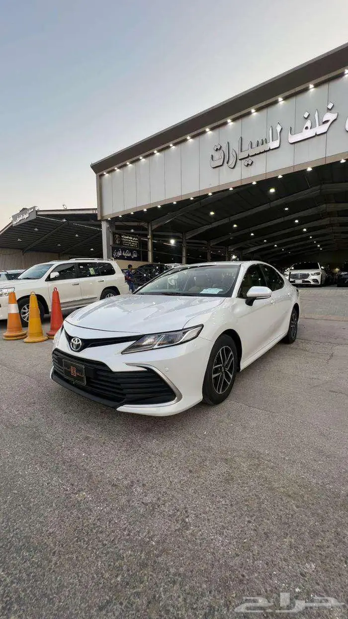 تويوتا كامري LE موديل 2023- معرض خلف للسيارات 1