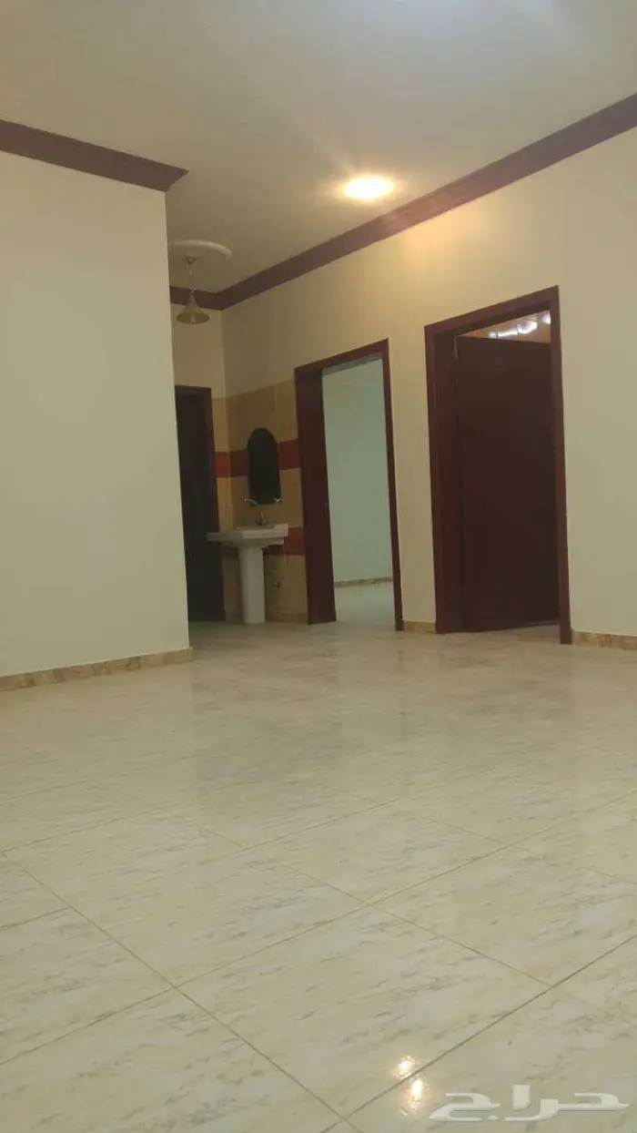 شقة واسعة مجددة غرفتين وصالة في فلة دور علوي 0