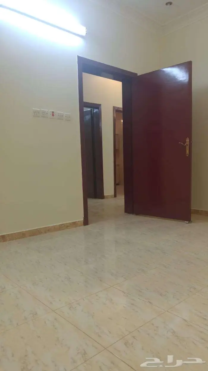 شقة واسعة مجددة غرفتين وصالة في فلة دور علوي 2