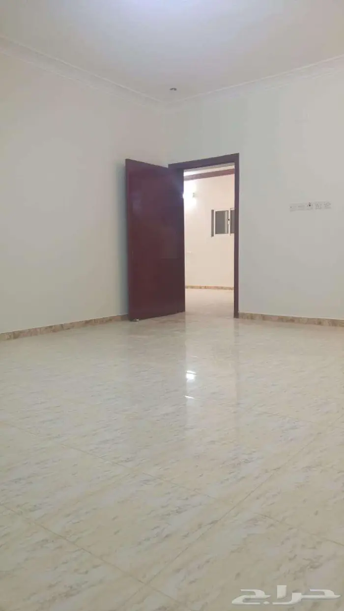 شقة واسعة مجددة غرفتين وصالة في فلة دور علوي 1