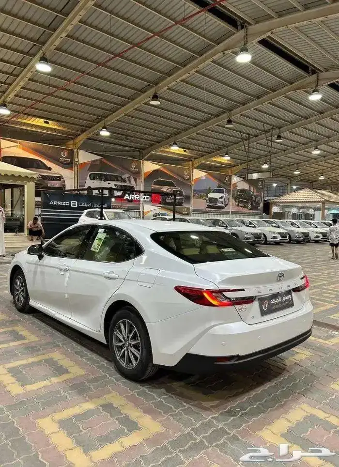 تويوتا كامري E بنزين 2025 كاش وبنك 10