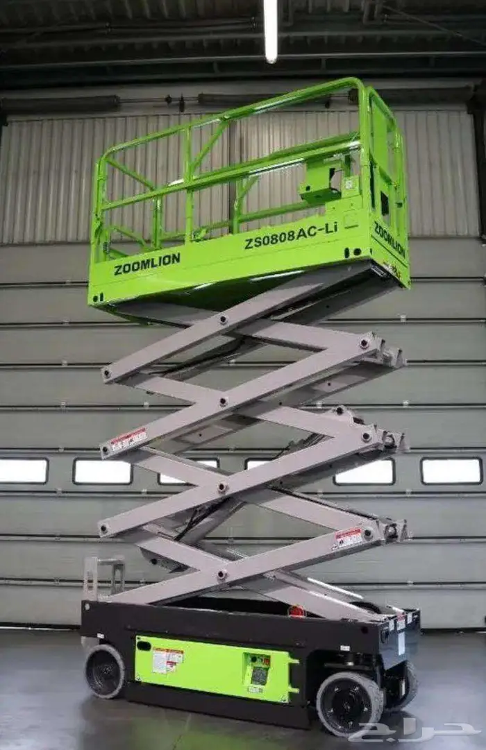 Electric and diesel cranes and forklifts for rent 3