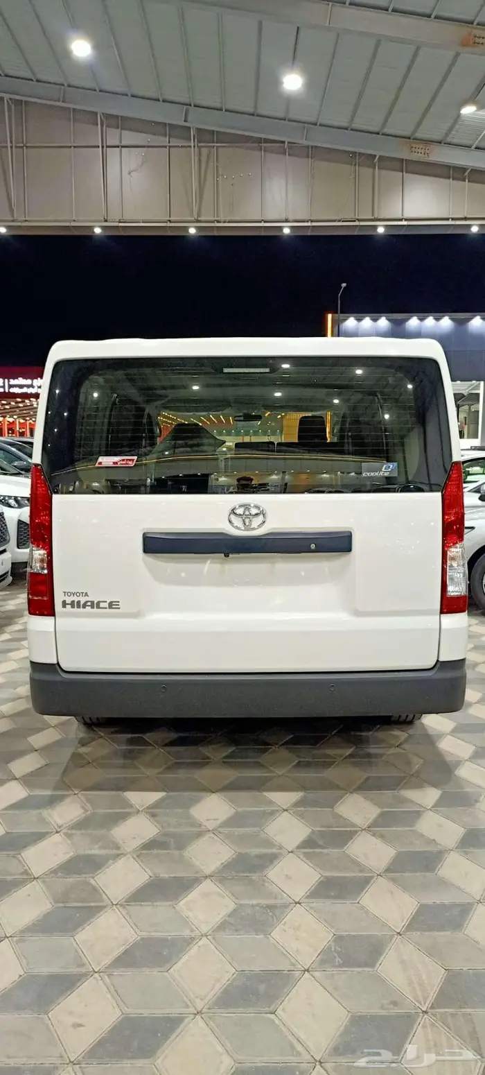 تويوتا باص فان بضاعة بنزين سقف منخفض عبداللطيف موديل 2026 3