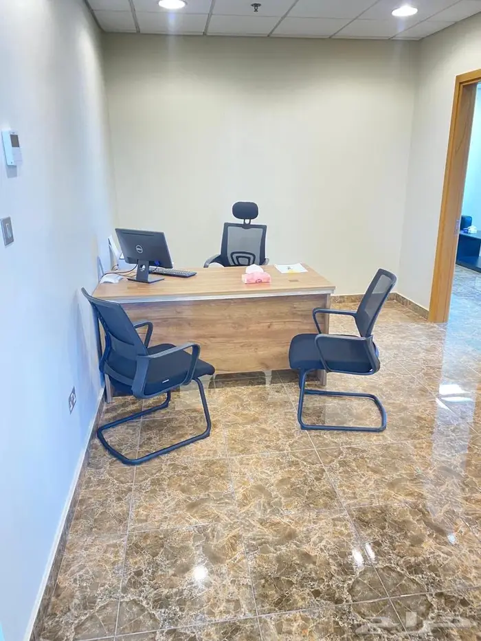 للبيع اثاث مكتبي السعر فرصه 4