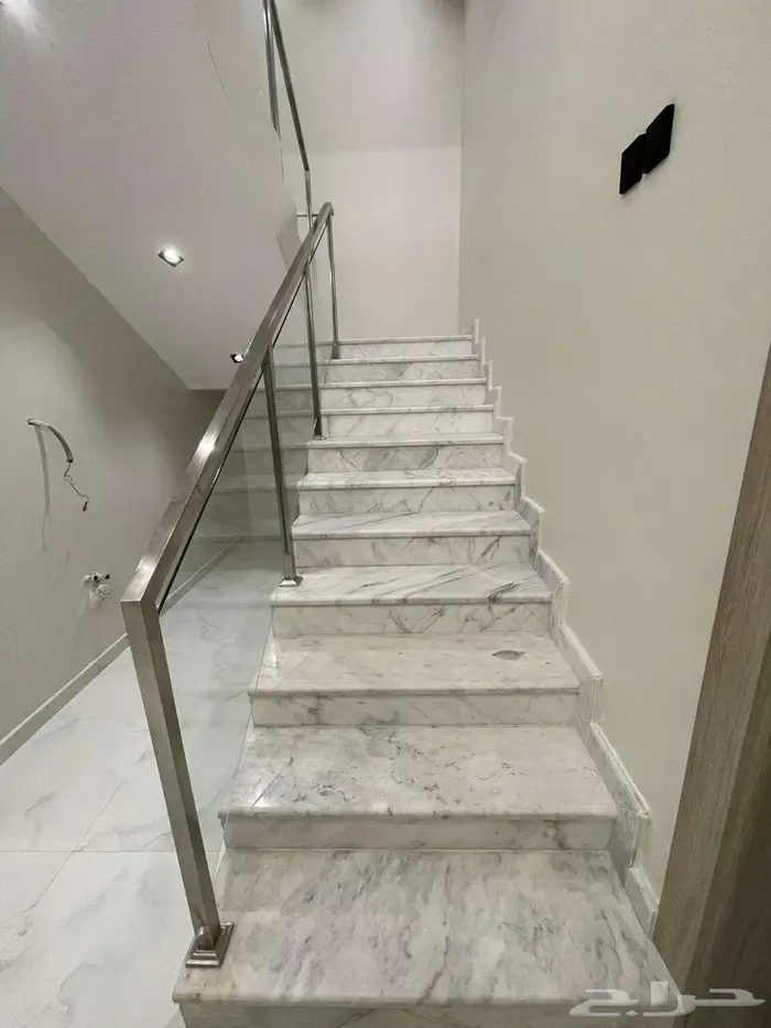 للبيع فيلا سكنية بعنيزة حي المنار 641 12