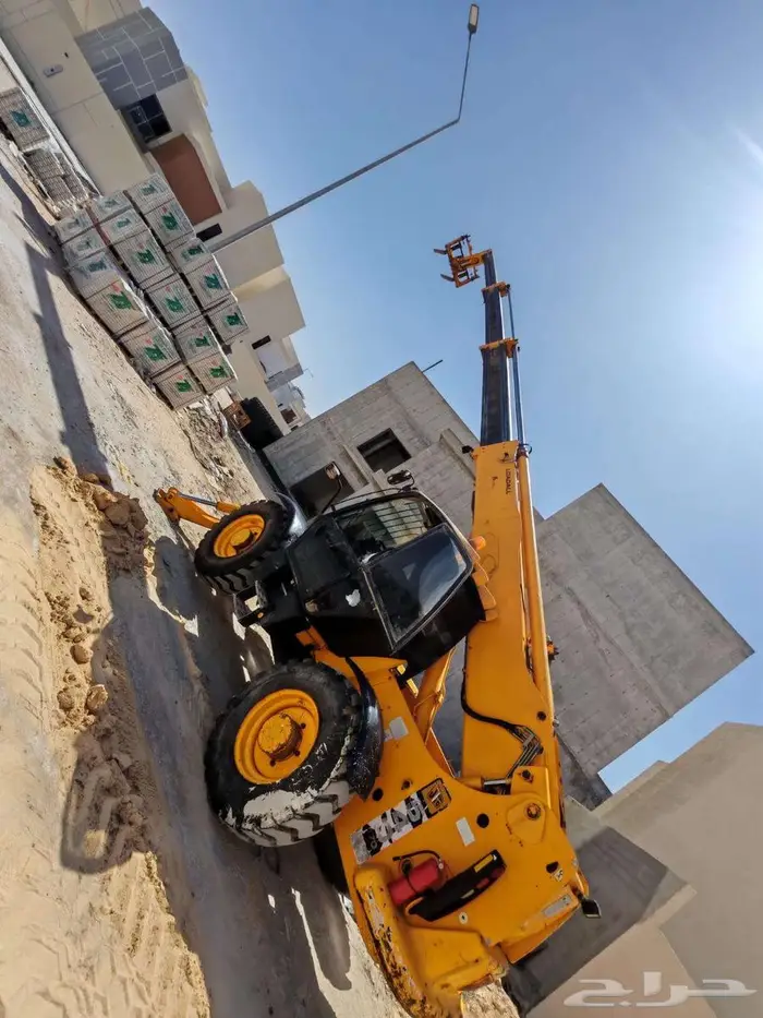 Electric and diesel cranes and forklifts for rent 9