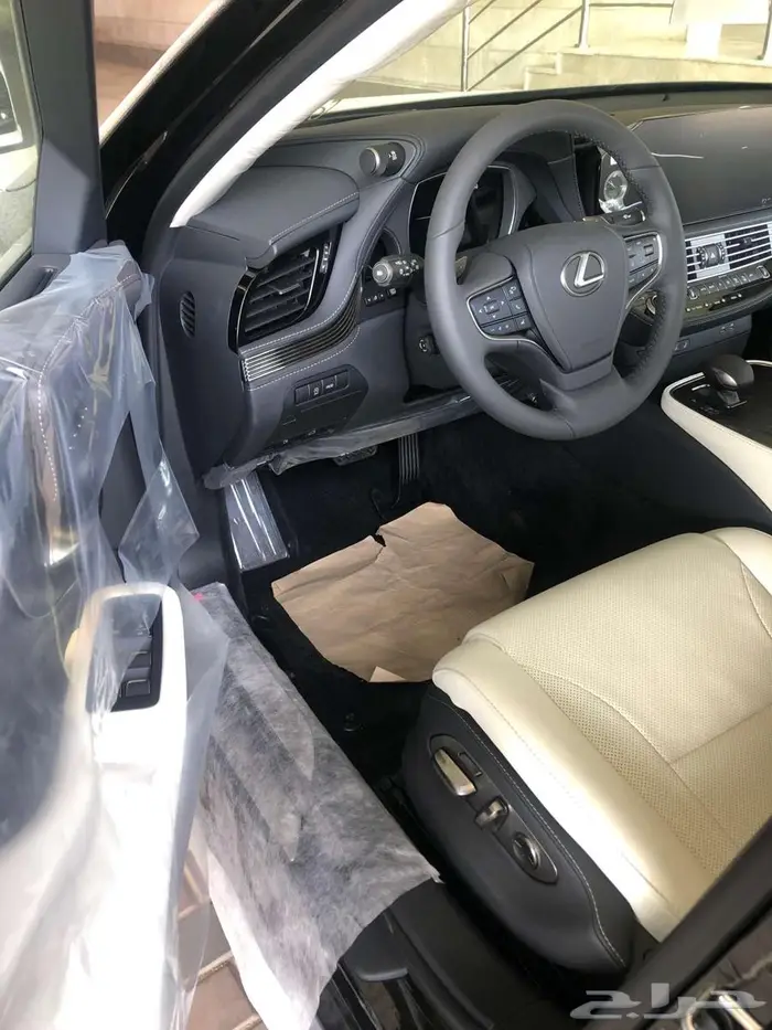 لكزس LS 350 AA 2025 سعودي بنزين أسود داخل أبيض 3