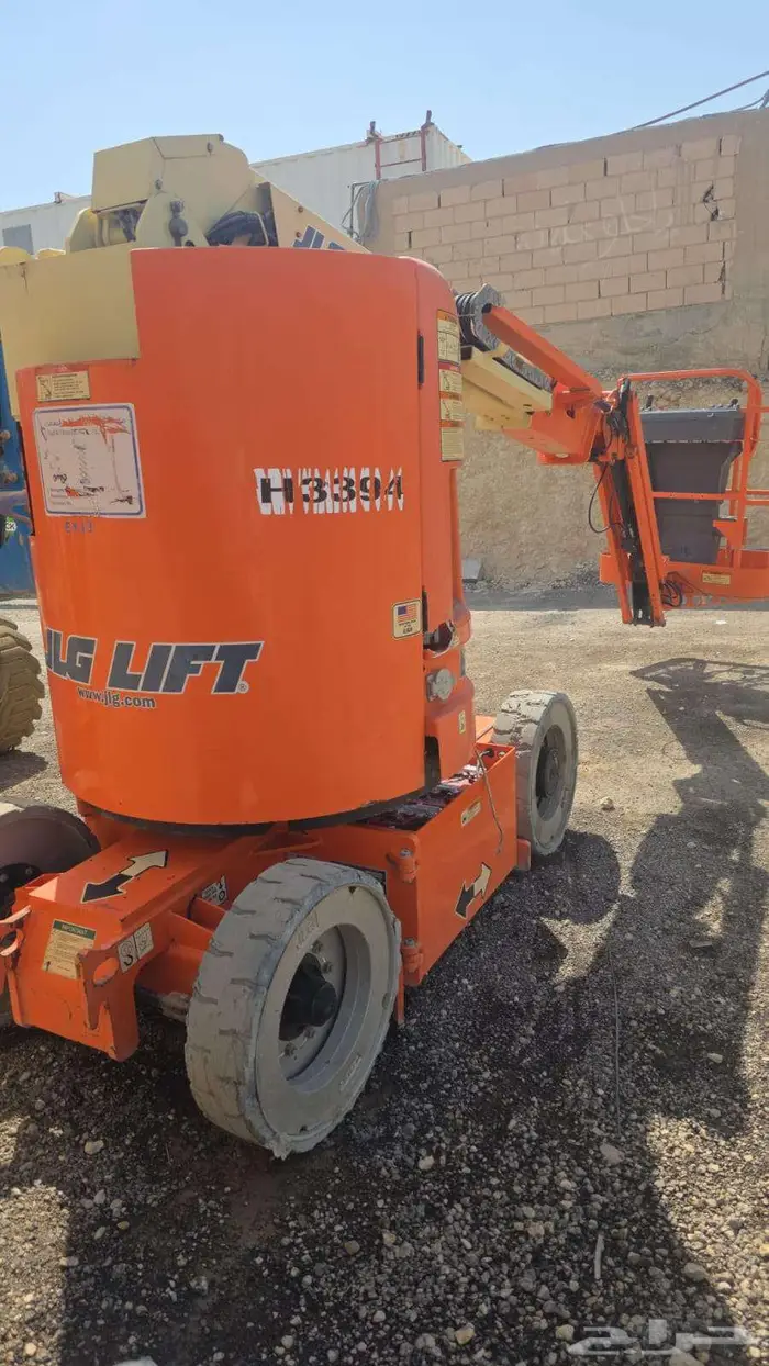 Electric and diesel cranes and forklifts for rent 5