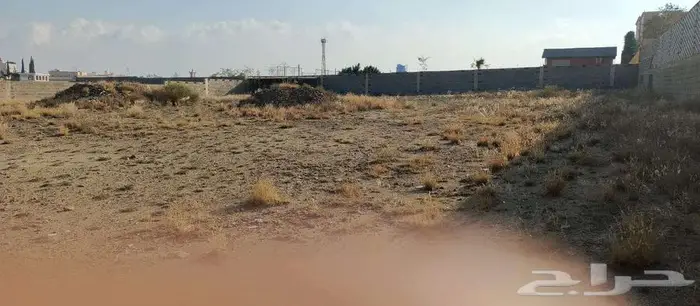 أرض مساحة 2492م بأبها مطلة بحي الصحافة مسورة بعداد كهربا 5