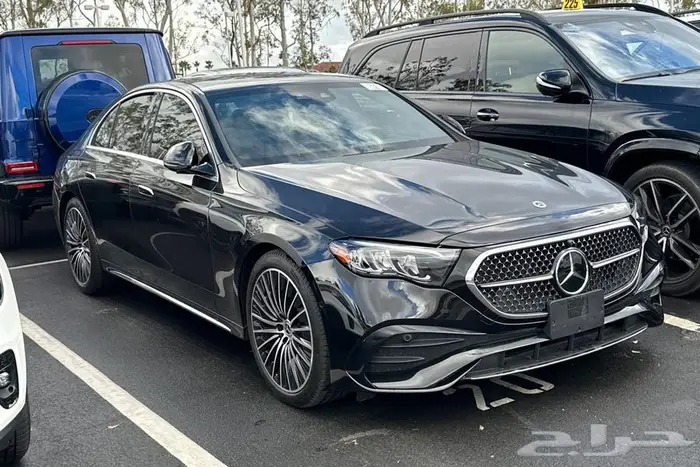 مرسيدس E350 2025 شبه جديدة بمواصفات عالية 0