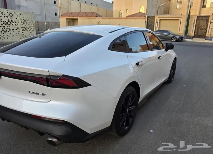 يوني في هاتشباك 5