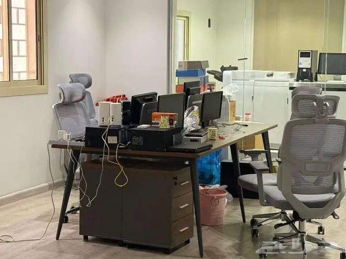اثاث مكتب كامل للبيع مع مكيفات جديدة لم تستعمل 5