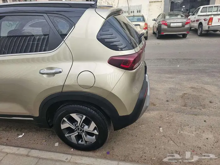 للبيع سيارة كيا سونيت موديل 2021 فل كامل ممشى 38 الف فقط 8