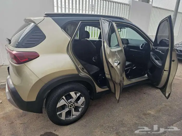 للبيع سيارة كيا سونيت موديل 2021 فل كامل ممشى 38 الف فقط 5