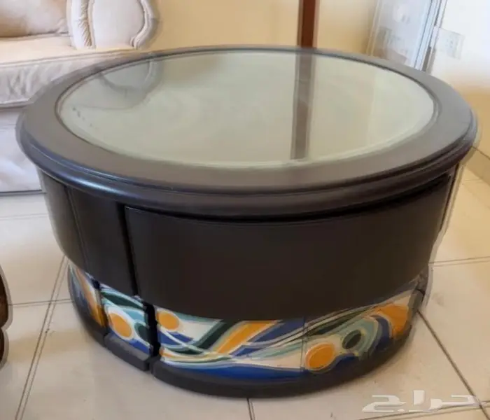 طاوله وسط فيها أربعه طاولات خدمه صغيره بهم عجلات 0