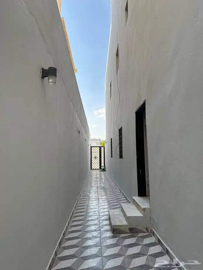 فله في العارض دور ونص وشقتين للبيع 3