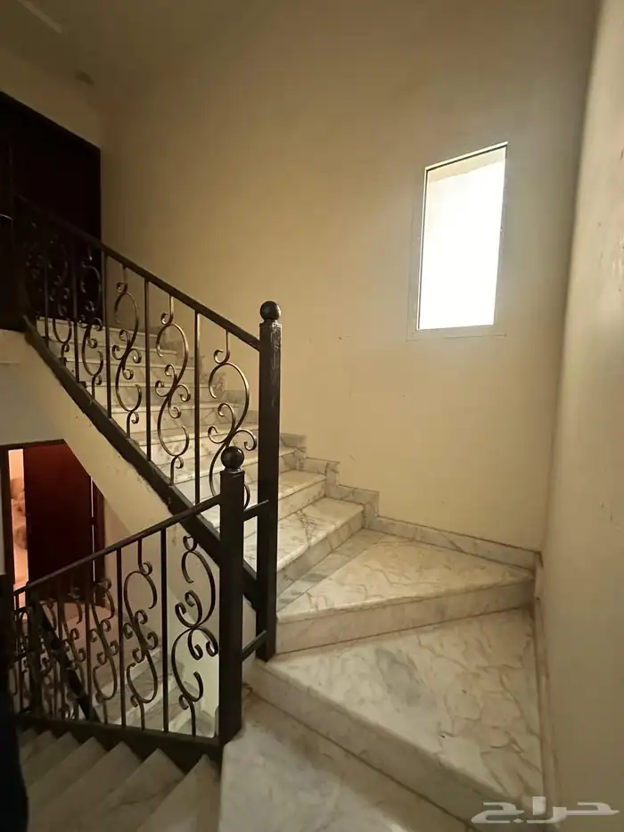فله في العارض دور ونص وشقتين للبيع 5