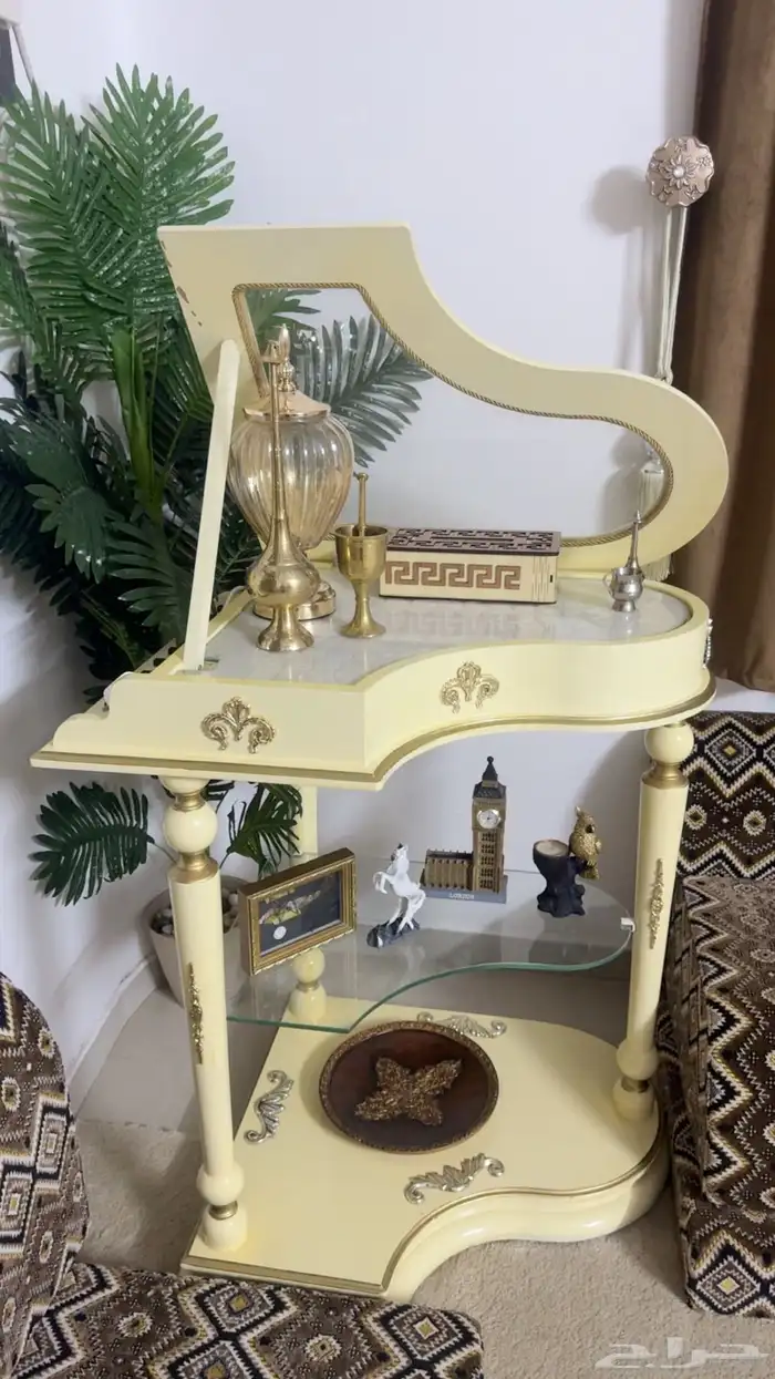 طاوله عرض على شكل بيانو 1