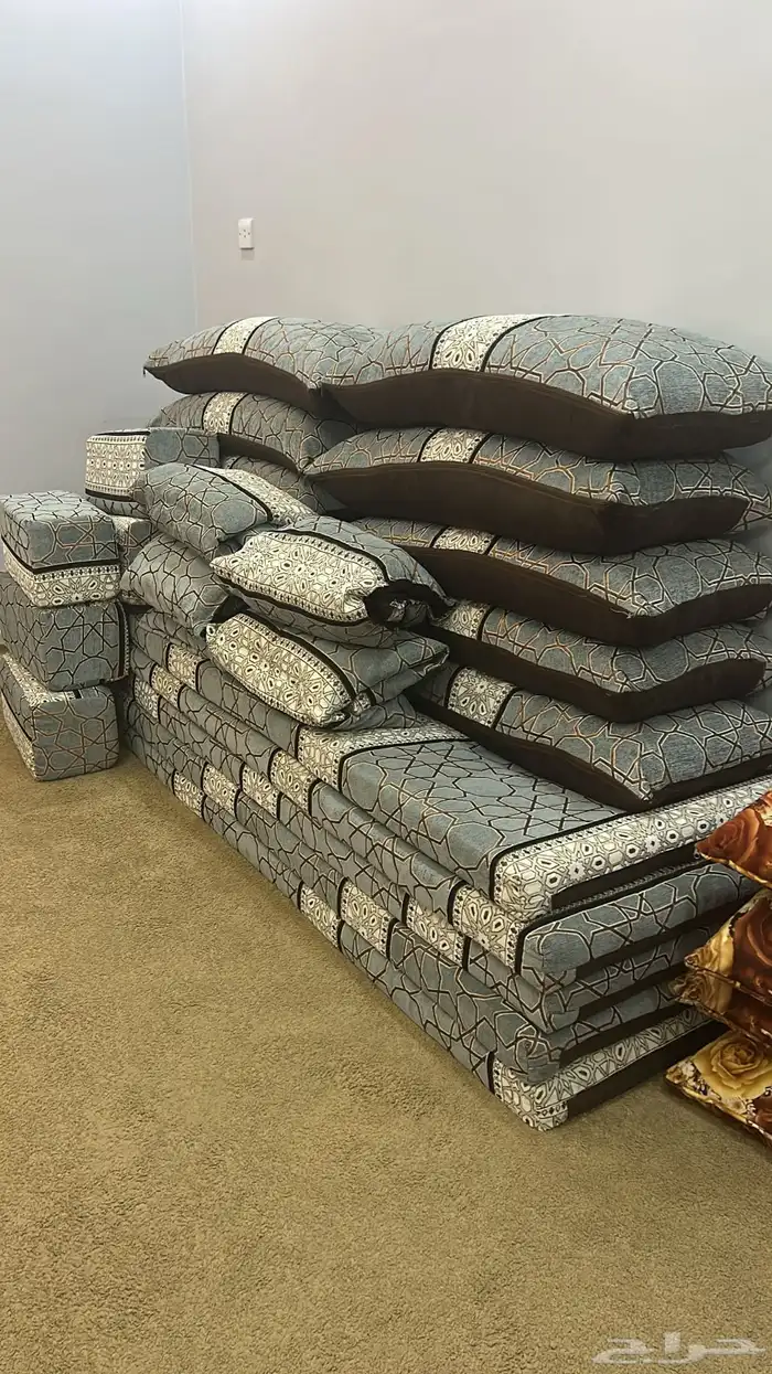 غرفة نوم وكنب وفرش مجلس مع تجهيزات كهربائية متفرقة للبيع 9