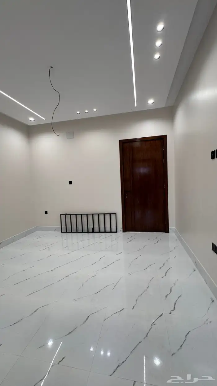للبيع شقه ارضيه 6 غرف vip مع حوش خلف حديقه المليون 8