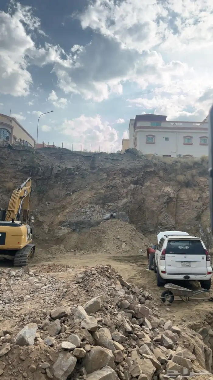 اثنين سواقين بوكلينات خبره عاليه في القص والحفر والبناء 0