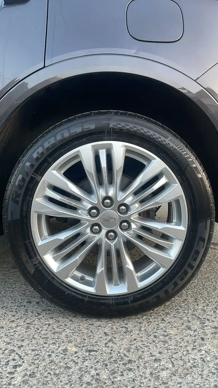 كاديلاك Xt5 نظيف جدا 9