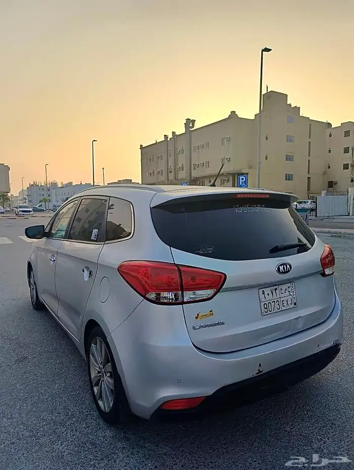 كيا كارنز 8
