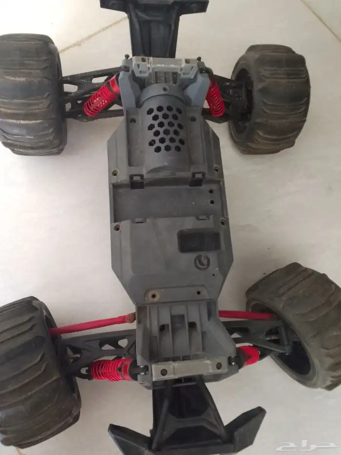 سيارة بريموت كنترول تحتاج محرك وكمبيوتر وريموت وبطارية فقط 2