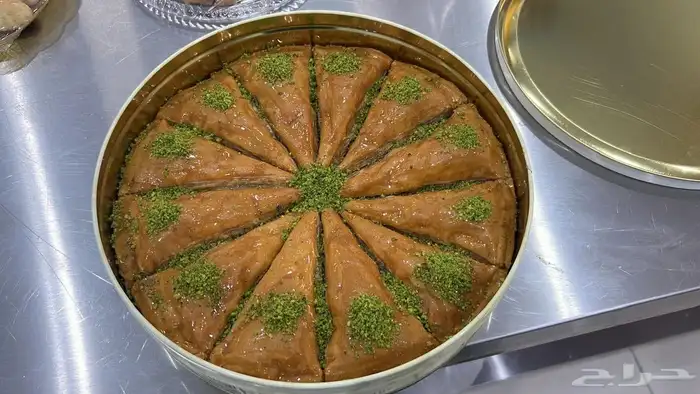 شيف حلويات شرقيه يبحث عن عمل 1