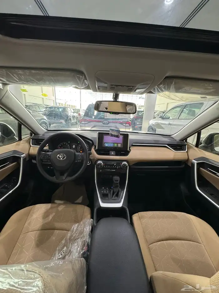 تويوتا رافور XLE 2025 بنزين اصفار 11