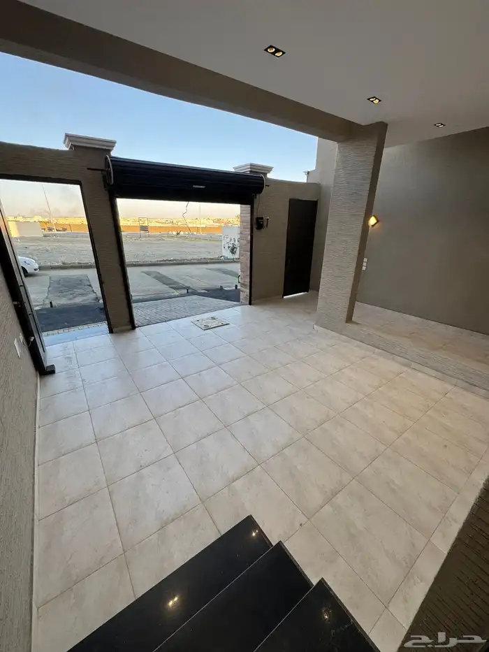 للبيع إدوار تمليك أرضي 6غرف بمدخل سياره تشطيبvip حي المعارض 3