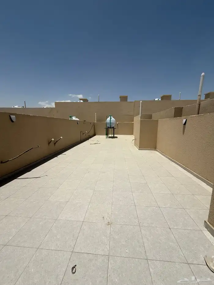 للبيع دور أرضي بحوش وشقق علويه مخطط الراجحي خميس مشيط 29