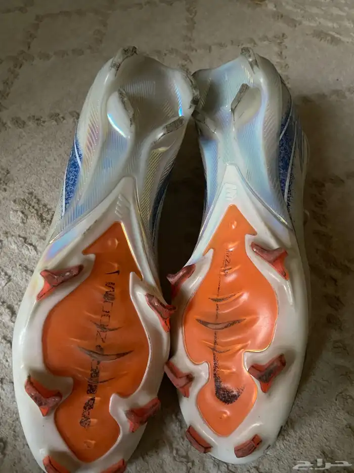 للبيع بوت نايك شاريه ب 400 استخدام أسبوع فقط مقاس 42 او 41 0