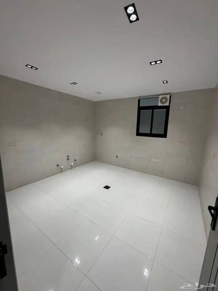 للبيع إدوار تمليك أرضي 6غرف بمدخل سياره تشطيبvip حي المعارض 9