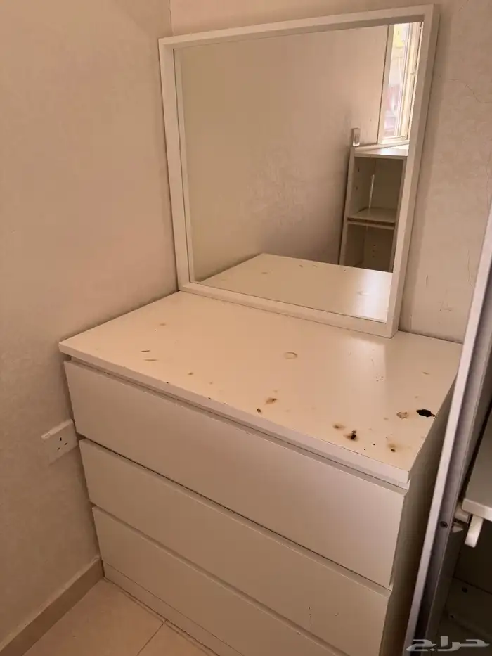 دولاب من ايكيا وكومدينا وتسريحة 3